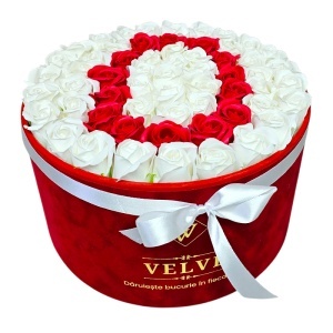 Aranjament floral litera cu 55 trandafiri de sapun in cutie rotunda catifea rosie, litera O