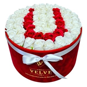 Aranjament floral litera cu 55 trandafiri de sapun in cutie rotunda catifea rosie, litera U