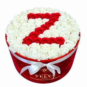 Aranjament floral litera cu 55 trandafiri de sapun in cutie rotunda catifea rosie, litera Z