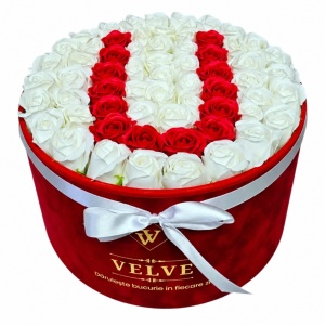 Aranjament floral litera cu 55 trandafiri de sapun in cutie rotunda catifea rosie, litera U
