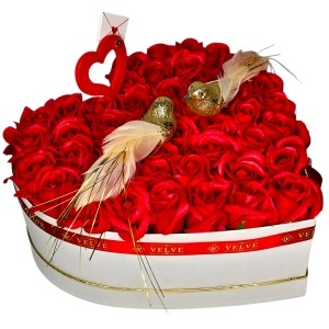 Aranjament floral Love Birds cu 45 trandafiri de sapun si pasari decorative, in cutie inima - Img 2