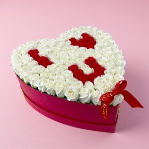 Aranjament floral Love cu 119 trandafiri de sapun in cutie inima 49 cm - Img 5