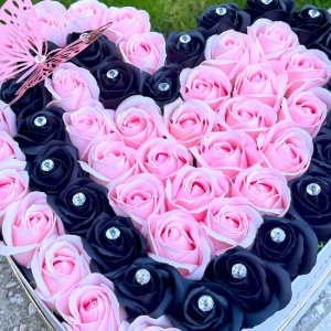 Aranjament floral Love Impact, cu 51 trandafiri din sapun in doua nuante si cristale decorative, cutie alba format inima, Roz/Negru - Img 5