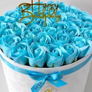 Aranjament Floral Majestic Albastru deschis, cu trandafiri din sapun, in cutie alba de catifea, cu mesaj "Happy Birthday" - Img 2