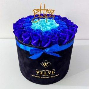 Aranjament Floral Majestic, cu trandafiri din sapun in 3 nuante de albastru, in cutie neagra de catifea, cu mesaj "Happy Birthday"