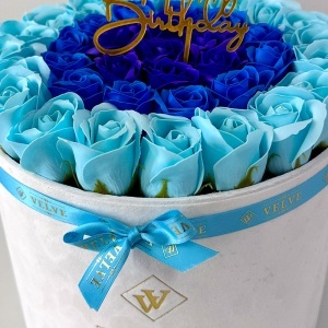 Aranjament Floral Majestic, cu trandafiri din sapun in 3 nuante de albastru, in cutie alba de catifea, cu mesaj "Happy Birthday" - Img 2