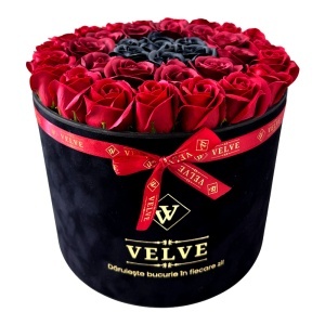 Aranjament Floral Majestic, cu trandafiri din sapun rosii, bordo si negri, in cutie neagra de catifea