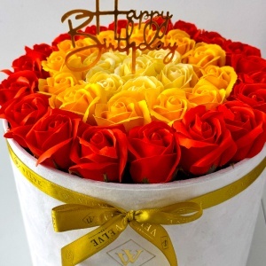 Aranjament Floral Majestic, cu trandafiri din sapun, rosu, portocaliu si galben, in cutie alba de catifea, cu mesaj "Happy Birthday" - Img 2