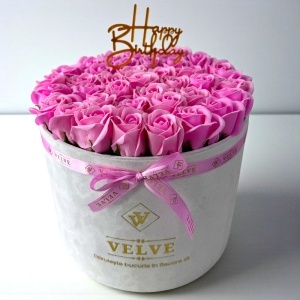 Aranjament Floral Majestic Pink, cu trandafiri din sapun, in cutie alba de catifea, cu mesaj "Happy Birthday" - Img 4