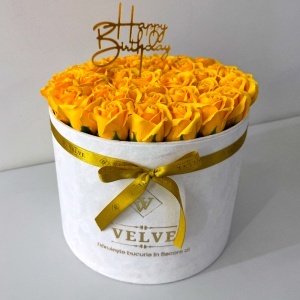 Aranjament Floral Majestic Yellow, cu trandafiri din sapun, in cutie alba de catifea, cu mesaj "Happy Birthday" - Img 4