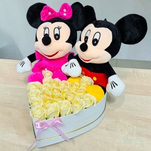 Aranjament floral Mickey & Minnie cu 23 trandafiri de sapun in cutie inima - Img 3