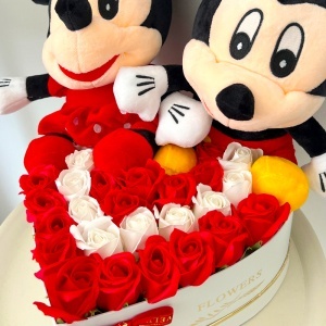 Aranjament floral Mickey & Minnie Mouse cu trandafiri de sapun, in cutie inima alba, 29x35 cm - Img 2