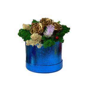 Aranjament Floral Midnight Dream cu 3 trandafiri criogenati pe pat de licheni naturali stabilizati Auriu