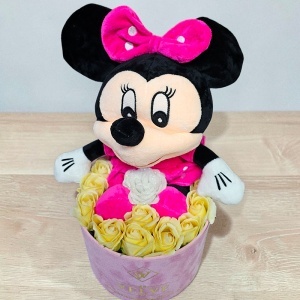 Aranjament floral Minnie Mouse cu trandafiri de sapun in cutie catifea roz - Img 2