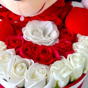 Aranjament floral Minnie Mouse cu trandafiri de sapun si jucarie de plus, in cutie catifea rosie - Img 3