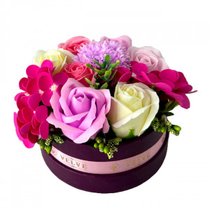Aranjament floral in cutie rotunda grena, cu trandafiri, hortensie si garoafa de sapun, stamine artizanale si plante artificiale, Lila