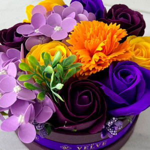 Aranjament floral in cutie rotunda grena, cu trandafiri, hortensie si garoafa de sapun, stamine artizanale si plante artificiale, Portocaliu