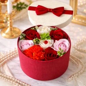 Aranjament floral Olla in cutie rotunda rosie, cu trandafiri si garoafa de sapun, stamine artizanale si plante artificiale, Rosu
