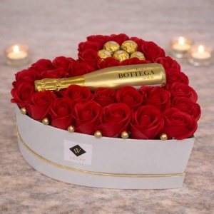 Aranjament floral Opulence, cutie inima cu trandafiri de sapun rosu deschis si Prosecco Bottega Gold si praline Ferrero Rocher