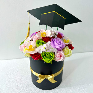 Aranjament floral pentru absolvire, in cutie rotunda cu trandafiri, orhidee si hortensiide sapun, ø 19cm, Lila - Img 5