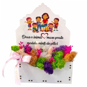 Aranjament floral pentru Educatoare si Invatatoare, cu lagurus si trandafir roz criogenat, licheni stabilizati, in cutiuta decorativa, cu mesaj special - Img 3