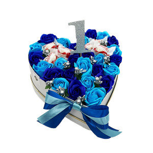 Aranjament floral personalizat cu cifre, cutie alba in forma de inima cu 5 trandafiri de sapun