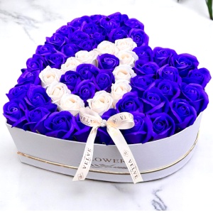 Aranjament floral personalizat cu litera, cutie inima alba cu 55 trandafiri de sapun, Albastru-Alb - Img 1