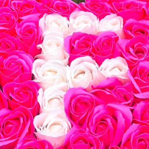 Aranjament floral personalizat cu litera, cutie inima alba cu 55 trandafiri de sapun, Fucsia-Alb - Img 3