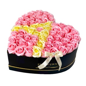 Aranjament floral personalizat cu litera, cutie inima neagra cu 49 trandafiri de sapun, Roz-Alb unt