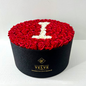 Aranjament floral personalizat cu litera, cutie rotunda neagra cu 101 trandafiri de sapun, I - Img 2