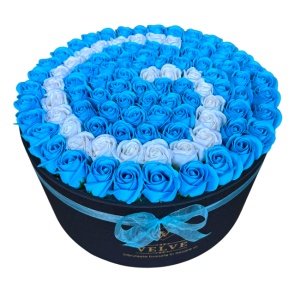 Aranjament floral personalizat cu litera, cutie rotunda neagra cu 151 trandafiri de sapun - Img 4