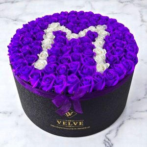 Aranjament floral personalizat cu litera, cutie rotunda neagra cu 151 trandafiri de sapun