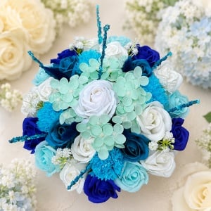 Aranjament floral premium in cutie de catifea bleu cu trandafiri, garoafe si hortensii de sapun - Img 2