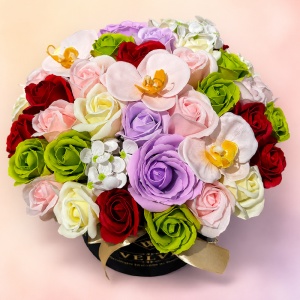 Aranjament floral premium in cutie de catifea neagra cu trandafiri, orhidee si hortensii de sapun - Img 2
