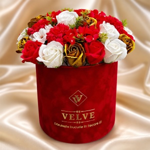 Aranjament floral premium in cutie de catifea rosie, cu trandafiri de sapun, garoafe si flori de cires - Img 4