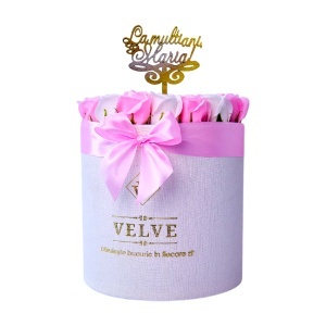 Aranjament floral Radiance, in cutie rotunda alba, cu 25 trandafiri din sapun, topper " La multi ani Maria! ", Roz-Alb