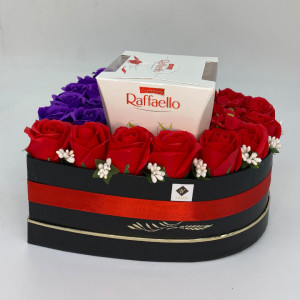 Aranjament floral Raffaello Red Mauve, cutie inima cu trandafiri de sapun, hortensii si bomboane Raffaello