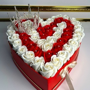 Aranjament floral Royal Heart cutie inima cu 59 trandafiri de sapun si coroana decorativa cu perle si detalii stralucitoare - Img 2