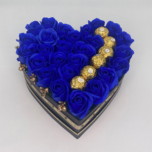 Aranjament floral Serenity Blue, cutie inima cu trandafiri de sapun si bomboane de ciocolata Ferrero Rocher