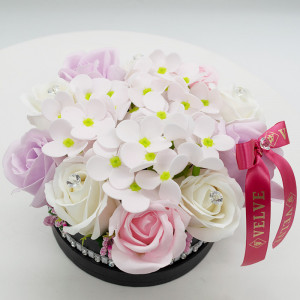 Aranjament floral in cutie neagra cu stras din pietre, trandafiri si hortensii din sapun