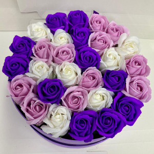 Aranjament floral Special Color cu 31 trandafiri sapun, mov-alb