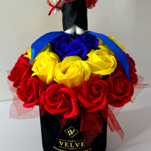 Aranjament floral Tricolor, drapelul Romaniei cu trandafiri din sapun, in cutie rotunda