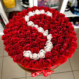 Aranjament mare floral, Letter Royal, cu 115 trandafiri de sapun, cu litera S, in cutie rotunda aurie, Rosu, Diametru 40 cm