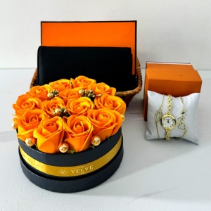 Boo Basket Orange, aranjament floral cu trandafiri de sapun si stamine, portofel negru din piele naturala si set ceas dama cu bratari, Portocaliu - Img 1