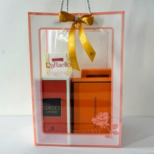 Pachet Orange cu portofel din piele naturala, set breloc si pix asortat, parfum Sunset Gardenia 100ml si 1 ciocolata Raffaelo