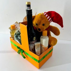 Pachet Orange cu ursulet de plus 20cm, sticla de vin Crama Ceptura 750ml, crema de whiskey Angelli 500ml, plante decorative parfumate, ciocolata Raffaelo, ciocolata Ferrero Rocher, gel de dus 250ml, lotiune de corp 250 ml, crema de maini 50ml- Vivian Gray