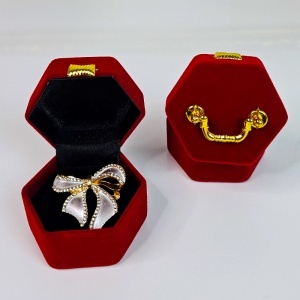 Brosa martisor tip funda, in cutie eleganta, argintiu - Img 3