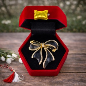 Brosa martisor tip funda, in cutie eleganta, negru