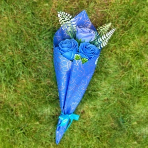 Buchet Bloom cu 3 trandafiri de sapuBuchet Bloom cu 3 trandafiri de sapun si plante artificiale,  Albastrun si plante artificiale,  Albastru