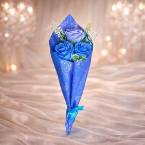 Buchet Bloom cu 3 trandafiri de sapun si plante artizanale decorative, Albastru